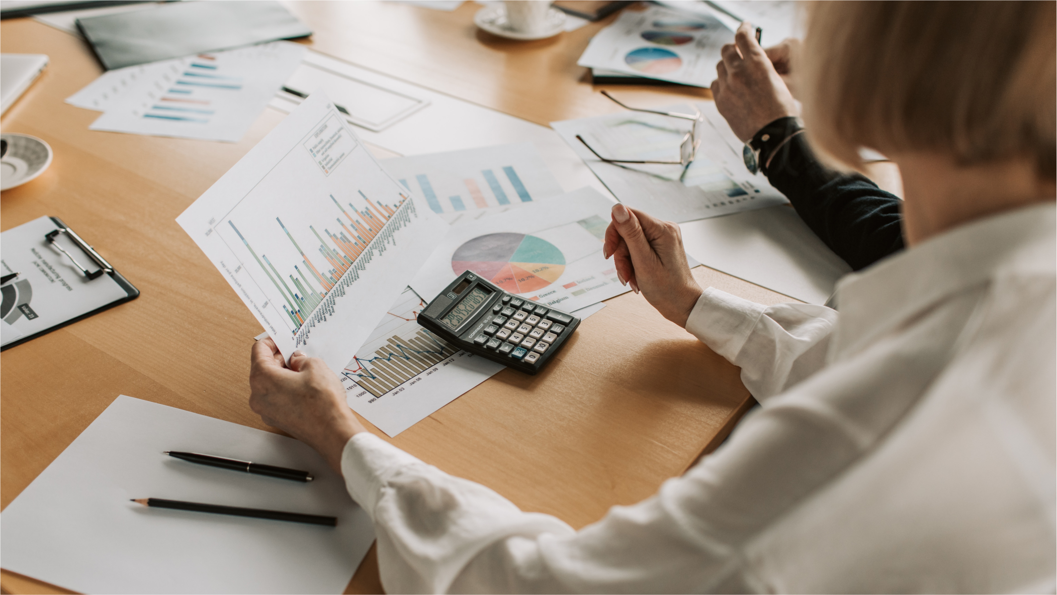 Profesionales trabajando en oficina moderna